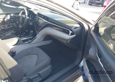 2018 Toyota Camry Le z USA, uszkodzony, nr VIN 4T1B11HKXJU030453